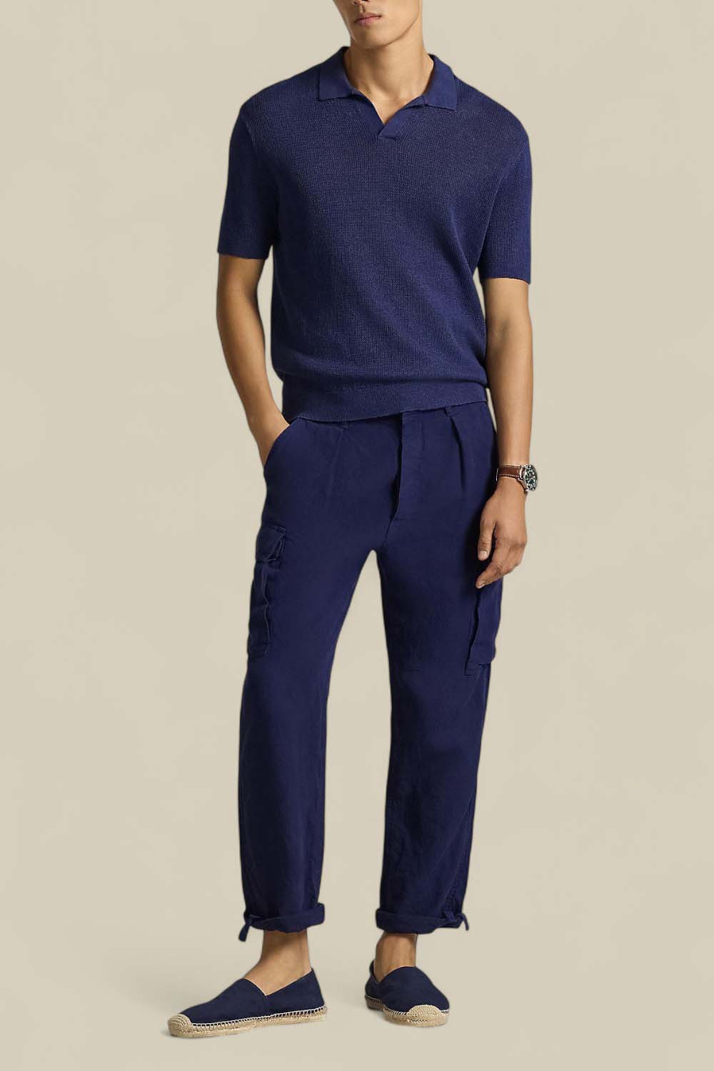 תמונת כל הלוק של מכנסי קרגו מפשתן